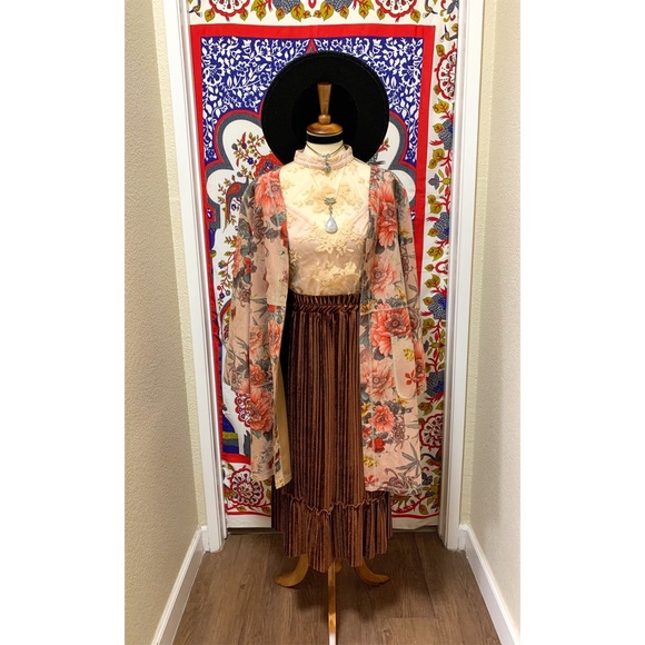 🌈𝕡𝕠𝕡𝕤𝕥𝕨𝕠𝕣𝕝𝕕 Boutique Tops - 🌈 Stunning lace embroidery top